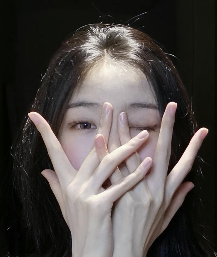 avatar nữ che mặt nhẹ nhàng