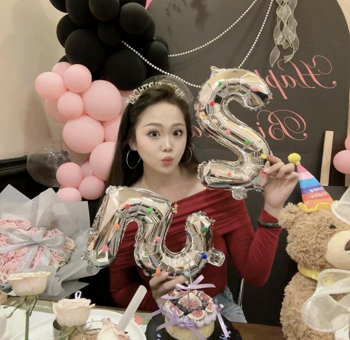 Avatar sinh nhật chụp cùng hoa tươi và quà tặng