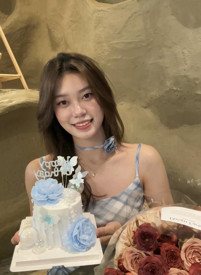 Avatar sinh nhật cô gái cười tươi trong tiệc nhỏ