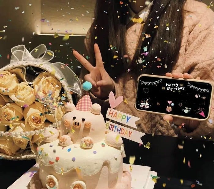 Bánh kem lung linh sắc màu dành làm avatar sinh nhật dễ thương