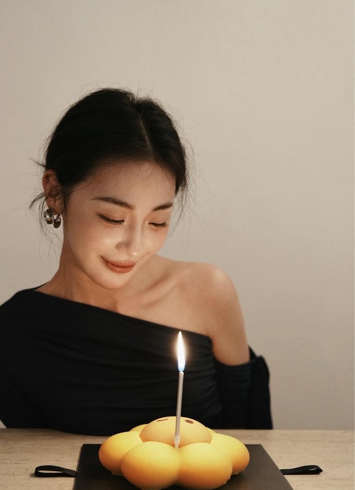 Hình ảnh avatar sinh nhật cho nữ đẹp dễ thương cùng bánh kem xinh