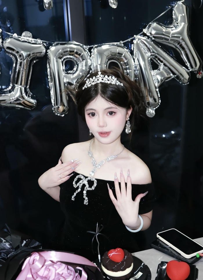 Hình avatar sinh nhật đẹp cho nữ cùng bánh kem nhỏ xinh