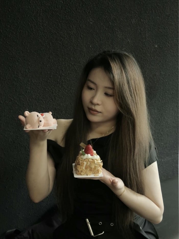 Hình avatar sinh nhật đẹp cho nữ tóc dài bay nhẹ tự nhiên